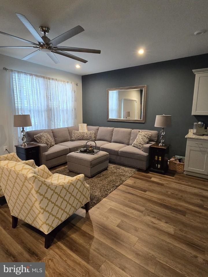 191 Presidents Pointe Avenue - Photo 5 of 36