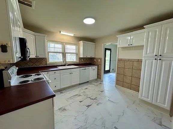 3720 Blue Ridge Blvd - Photo 3 of 7