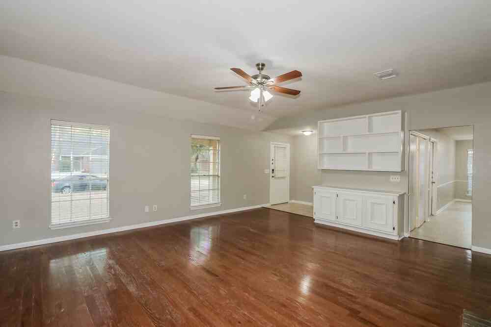 9423 Bayou Bluff Dr - Photo 4 of 16