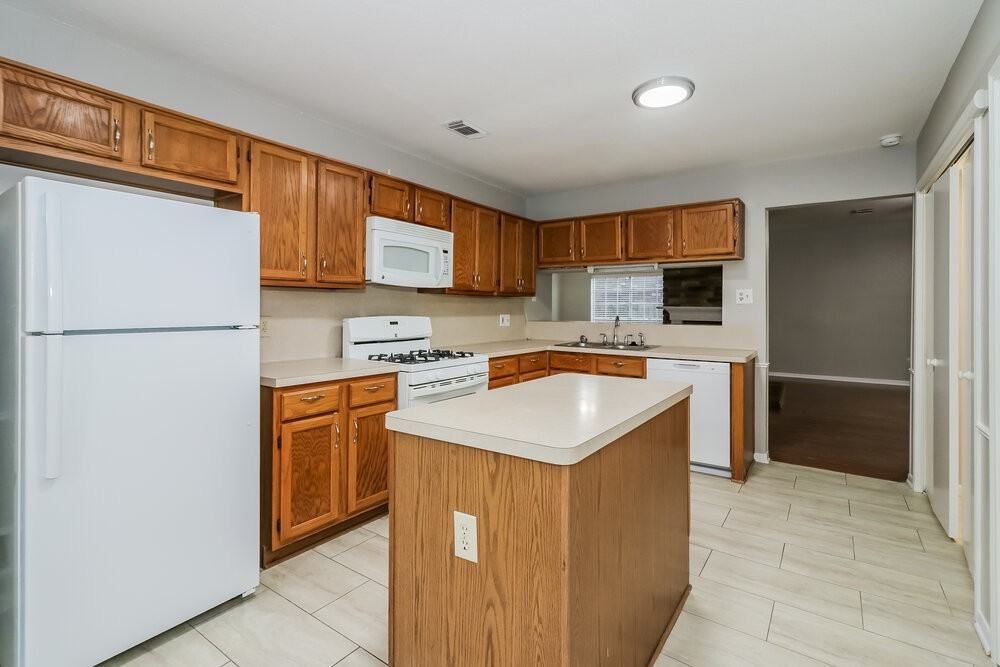 9423 Bayou Bluff Dr - Photo 7 of 16