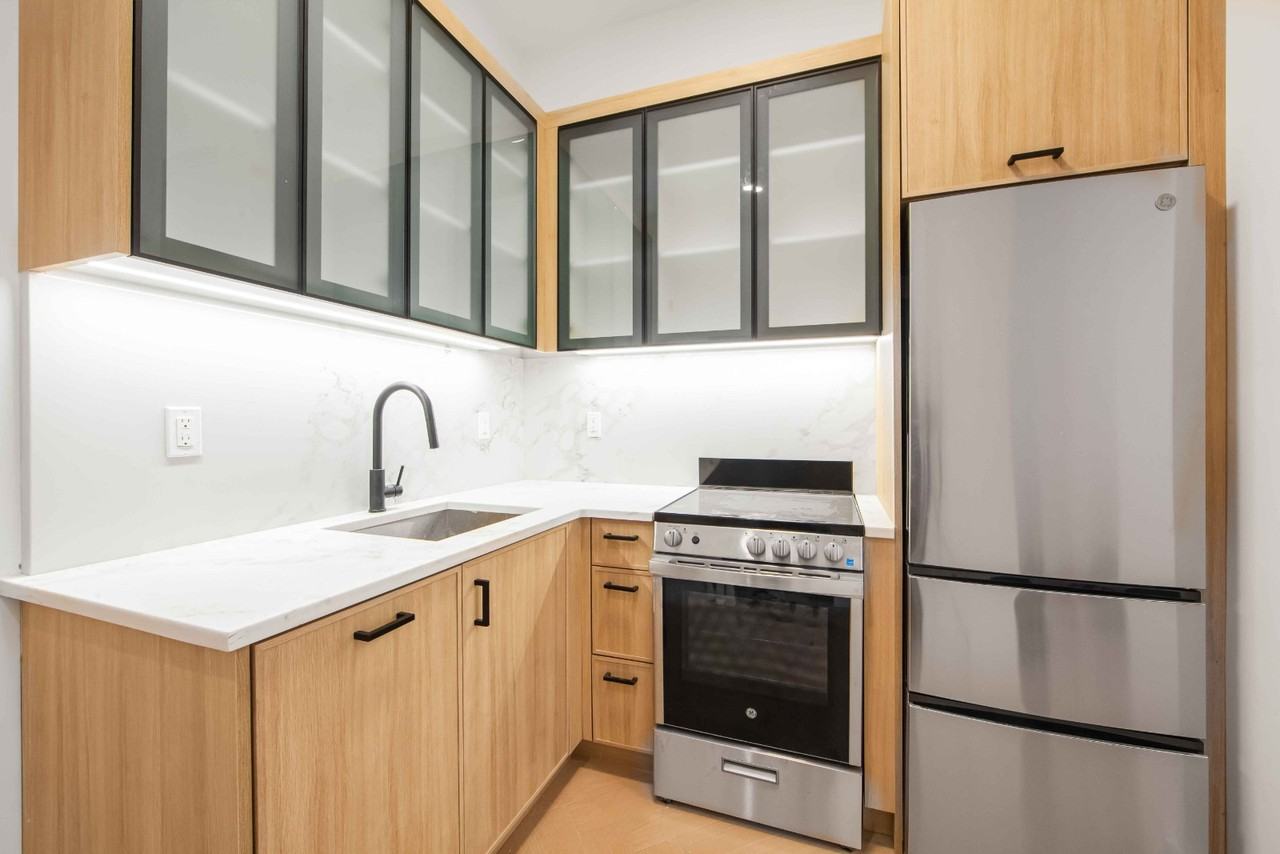 321 E 17th St #3A - Photo 4 of 8