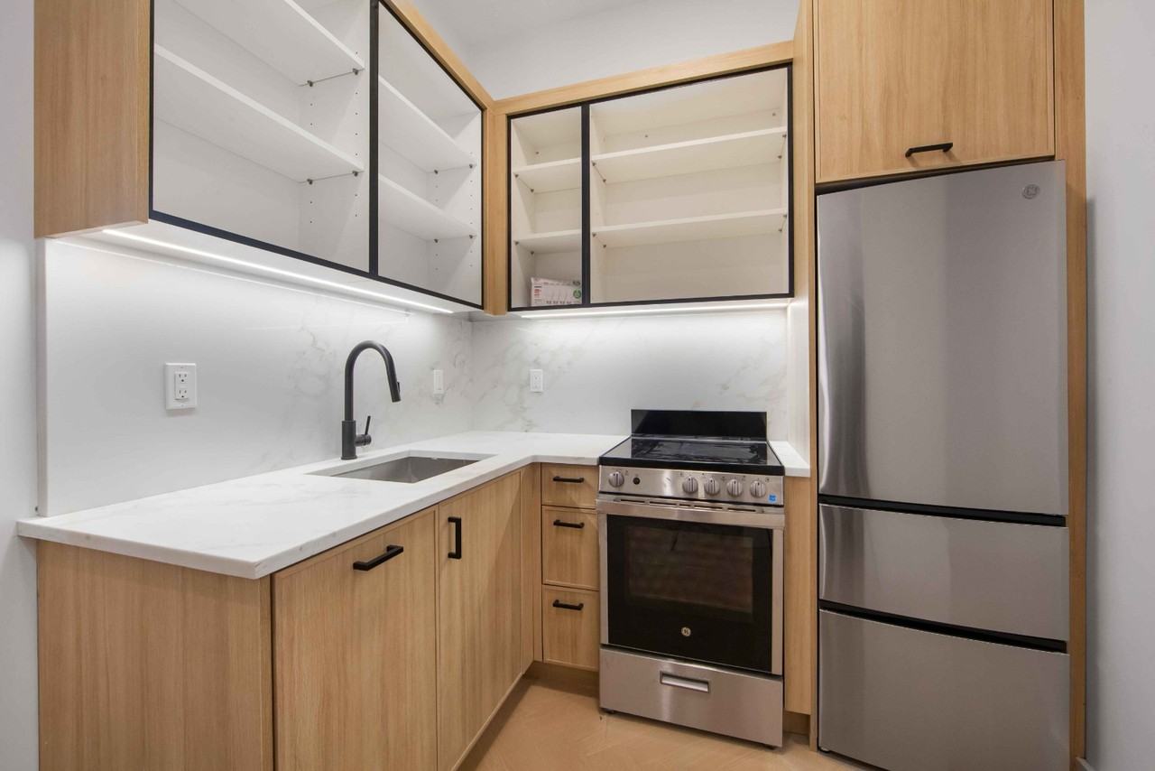 321 E 17th St #3A - Photo 5 of 8