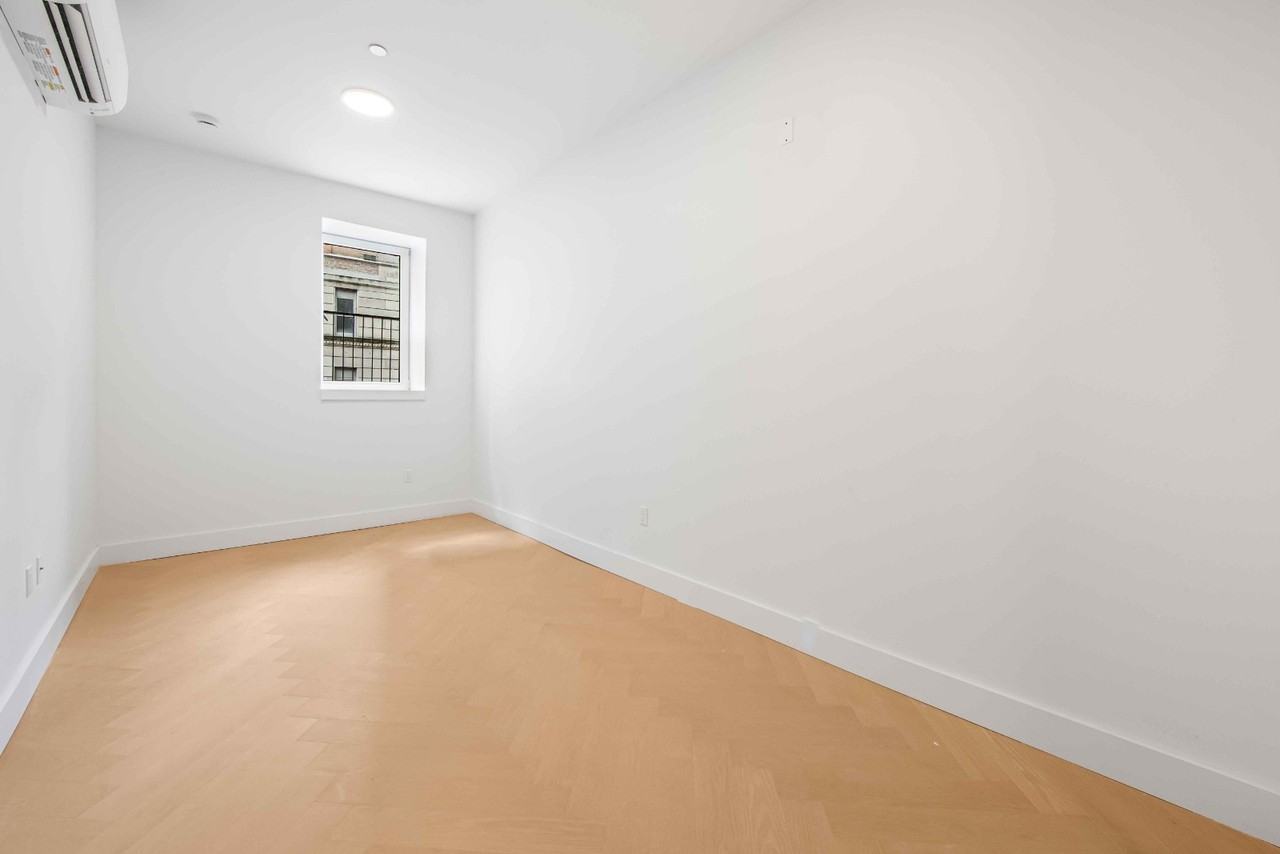 321 E 17th St #3A - Photo 7 of 8