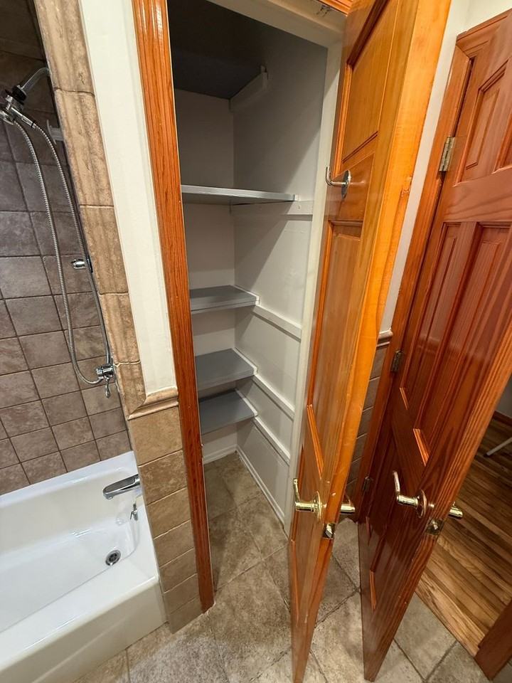 2404 Rugby St - Photo 4 of 27