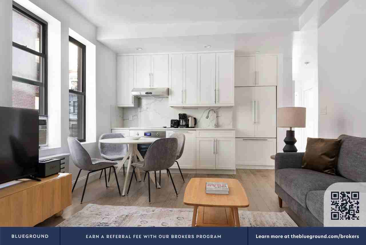 915 West End Avenue - Photo 5 of 32