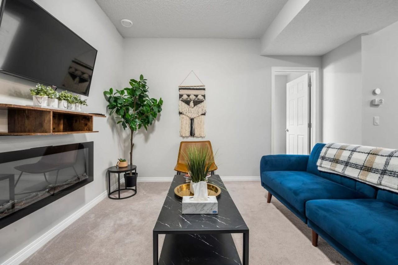 78 Lucas Cres Nw #1314494P - Photo 2 of 46