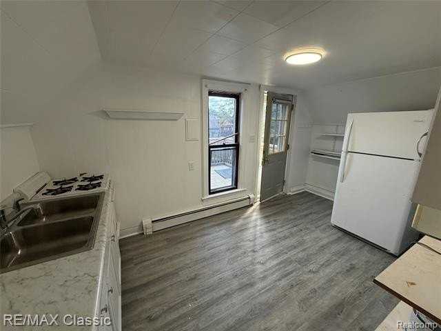 124 N Warren St - Photo 4 of 7