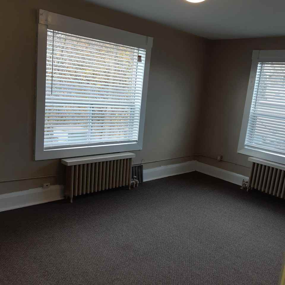 532 Simcoe Street South #4 - Photo 3 of 5