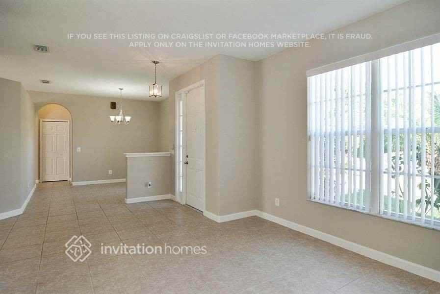 1738 Sw Haylake Ave - Photo 3 of 17