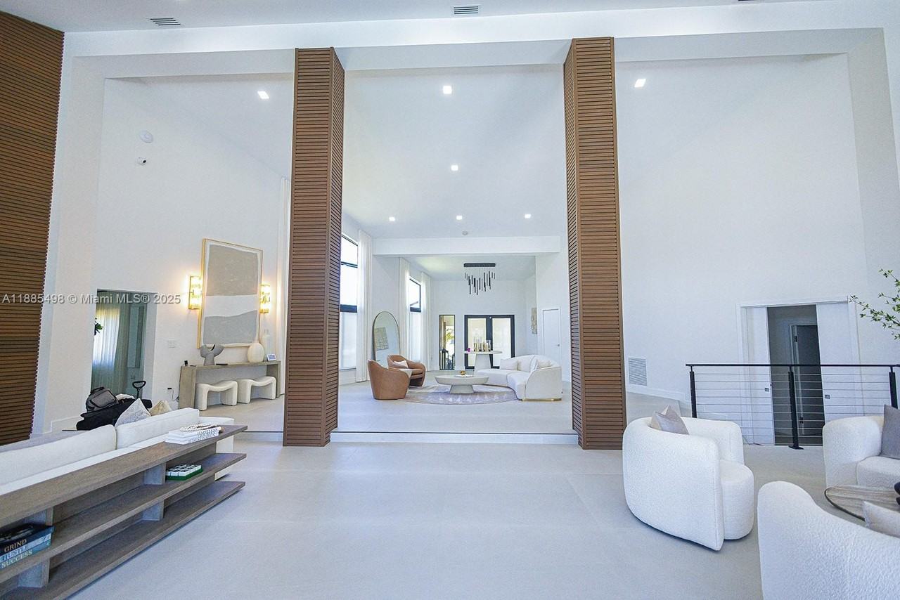 10506 Southwest 89th Street - Photo 2 of 30