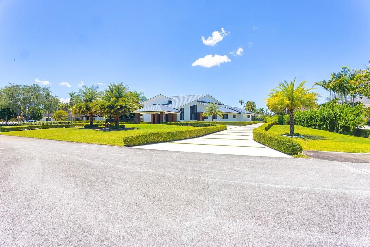 10506 Southwest 89th Street - Photo 3 of 30