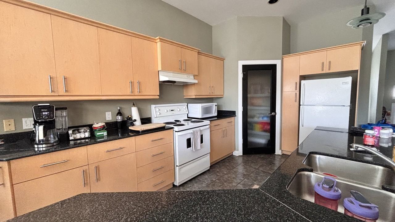 818 Waverley Street - Photo 3 of 9