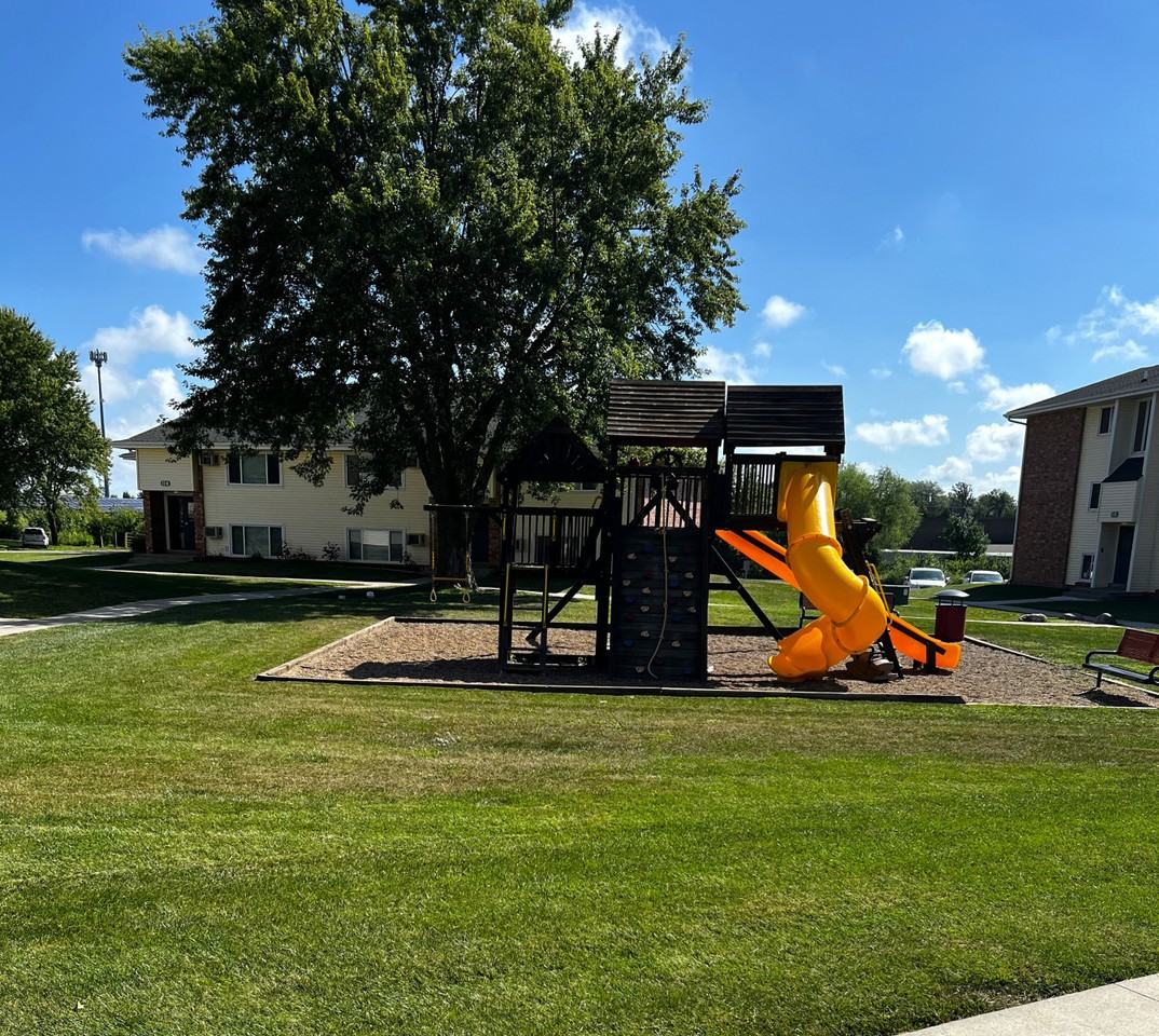 Green Valley Manor - Photo 4 of 8