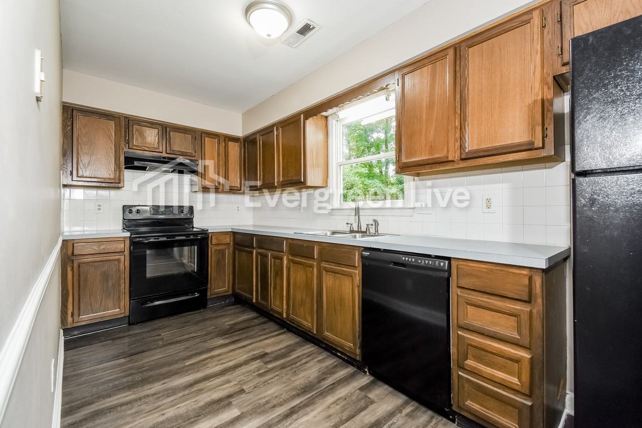 245 Guinevere Ct - Photo 7 of 16