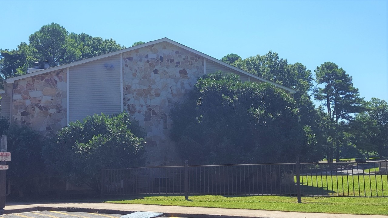 Pinehurst Apartments - Photo 4 of 12