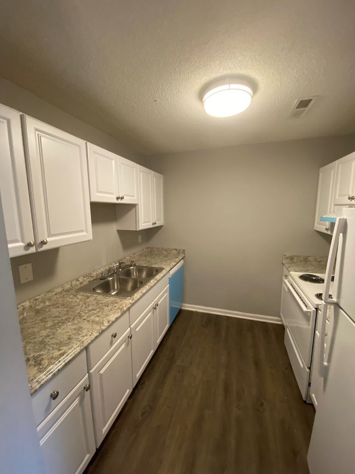 Pinehurst Apartments - Photo 6 of 12