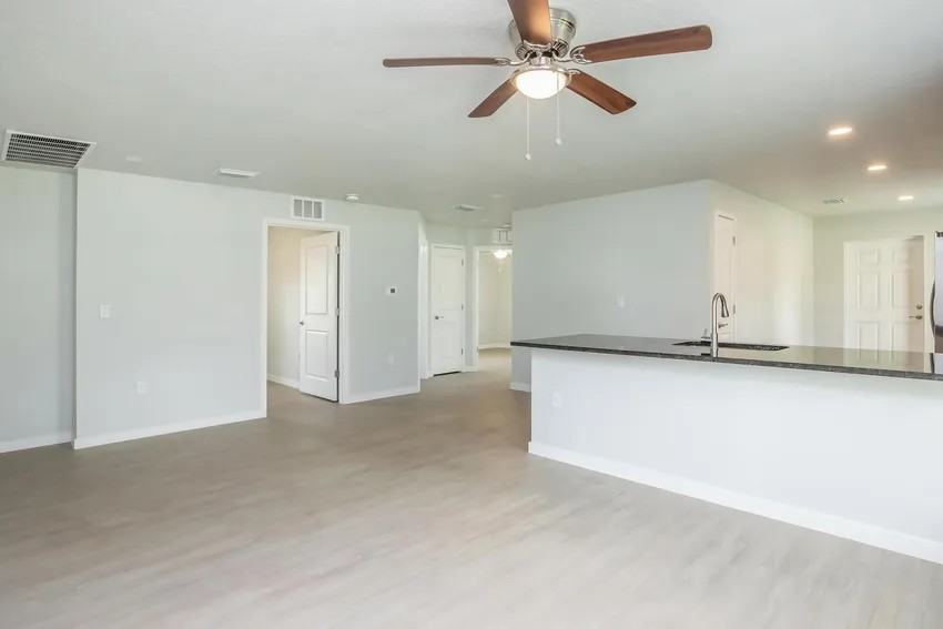 Sandcastle Manor - Photo 4 of 29