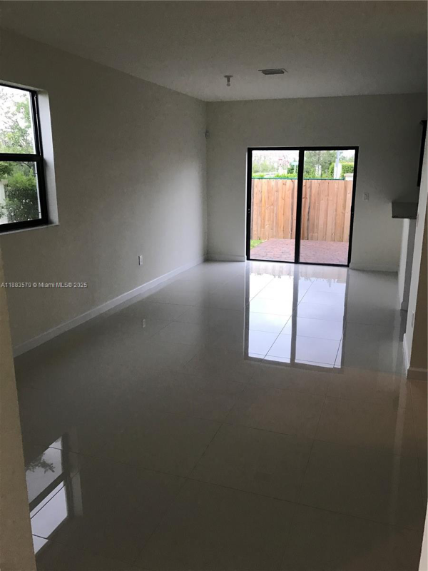 8866 Nw 103rd Ave - Photo 5 of 18