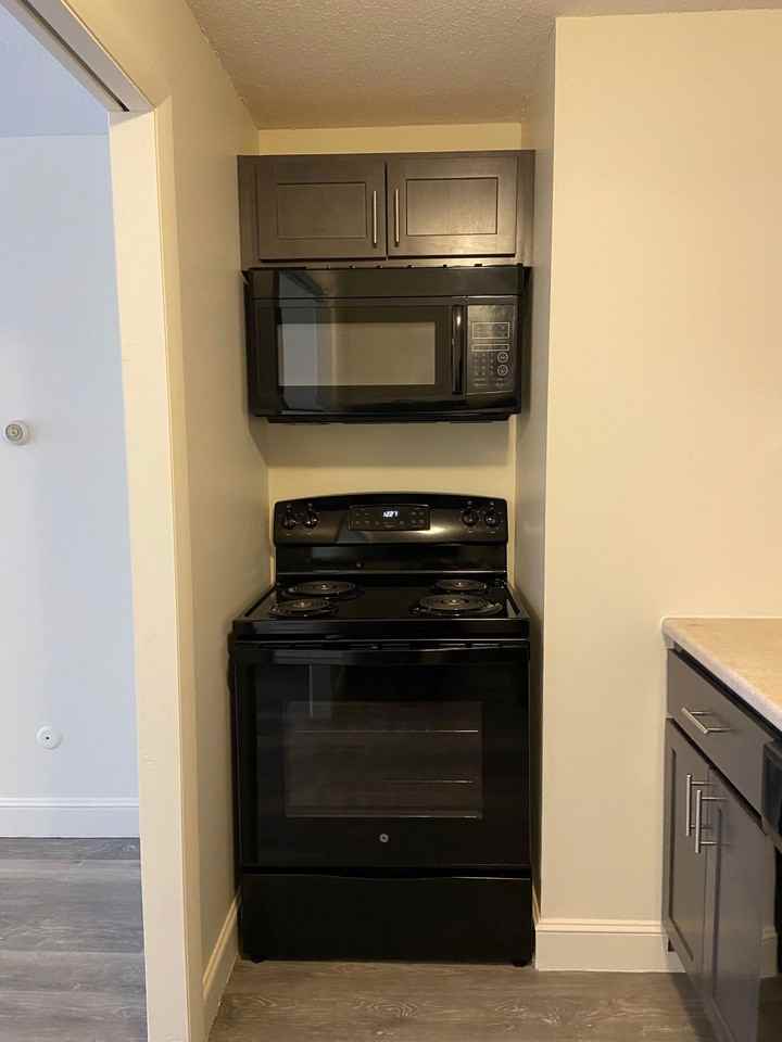 Executive Manor - Photo 2 of 8