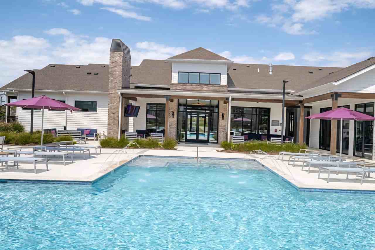 Windsor at Manhattan - Photo 2 of 50