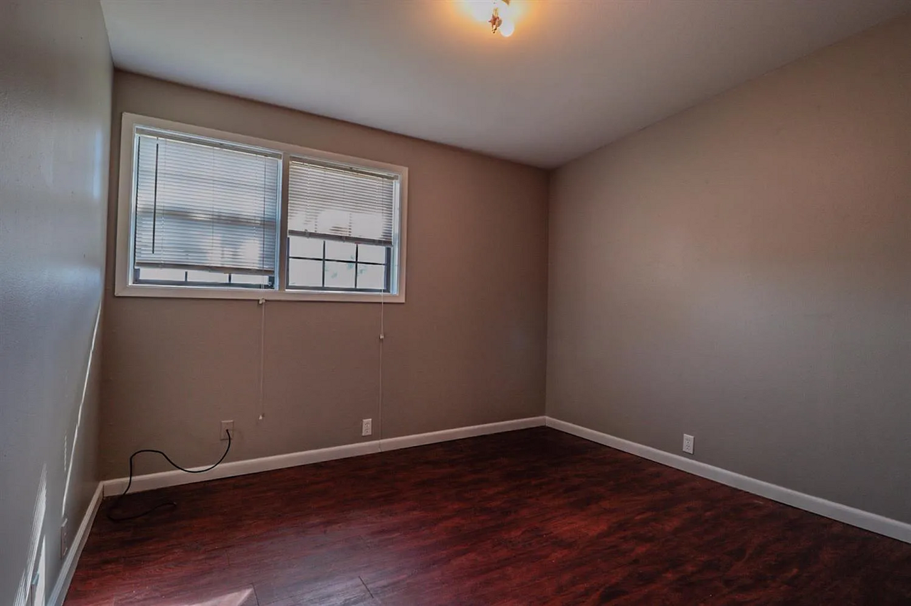 2513 62nd St - Photo 6 of 12