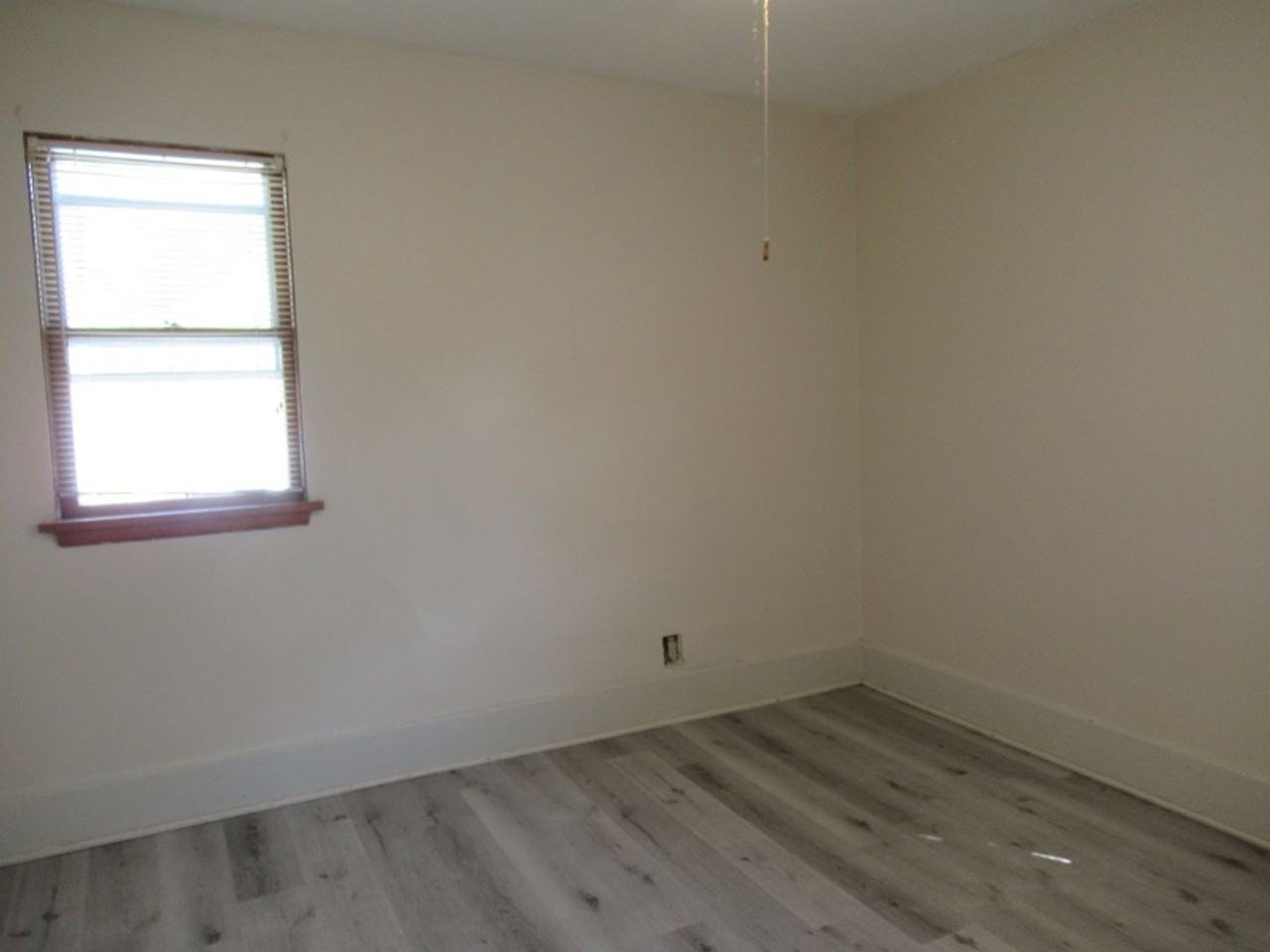 1114 E 25th St - Photo 4 of 6