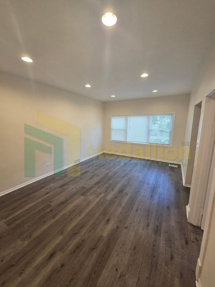 8231 S Saginaw Ave - Photo 2 of 17