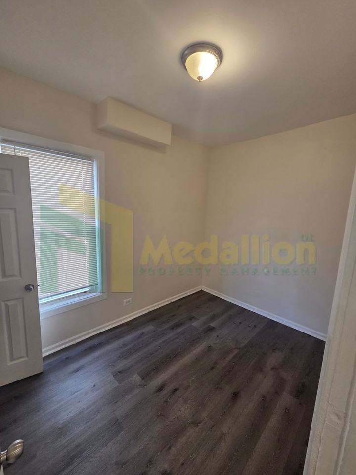 8231 S Saginaw Ave - Photo 3 of 17