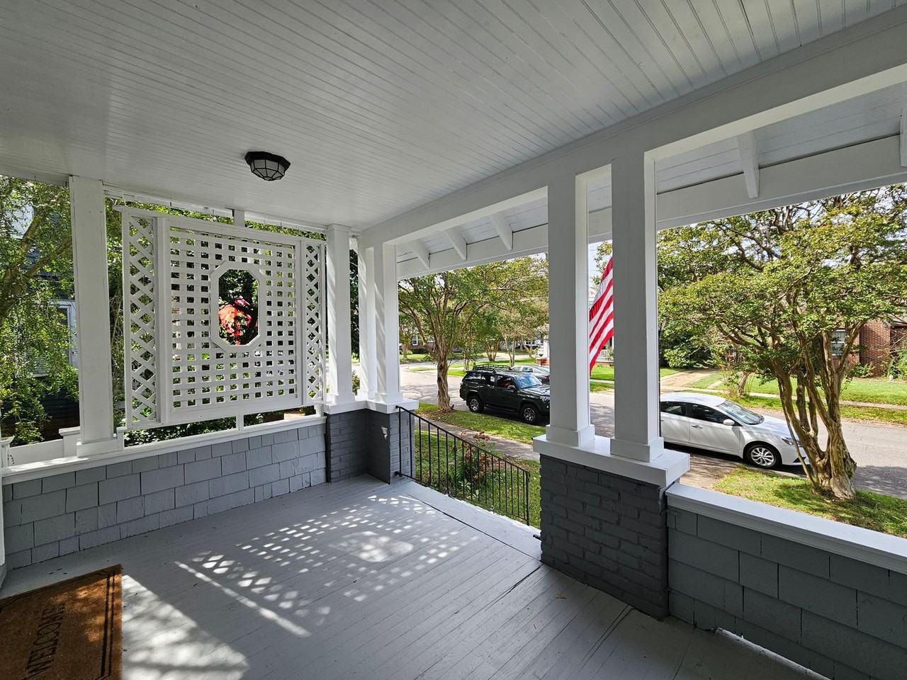 4706 Colonial Ave - Photo 3 of 33