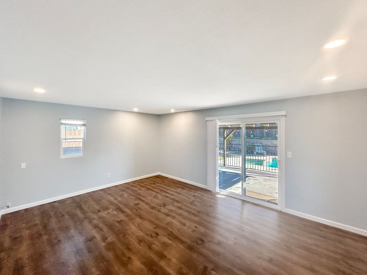 6347 Lake Arago Ave - Photo 3 of 20