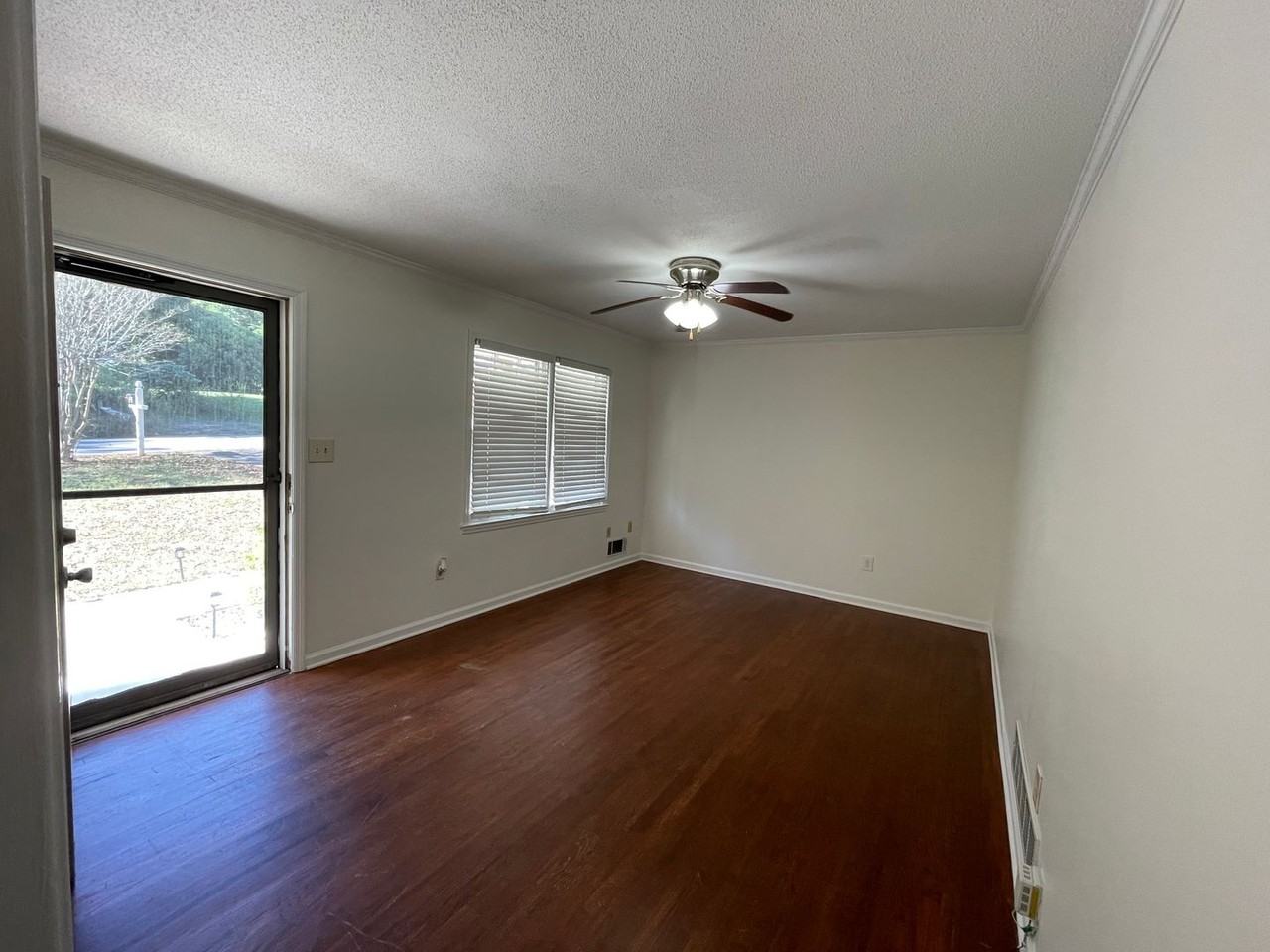 130 Derby St - Photo 3 of 14