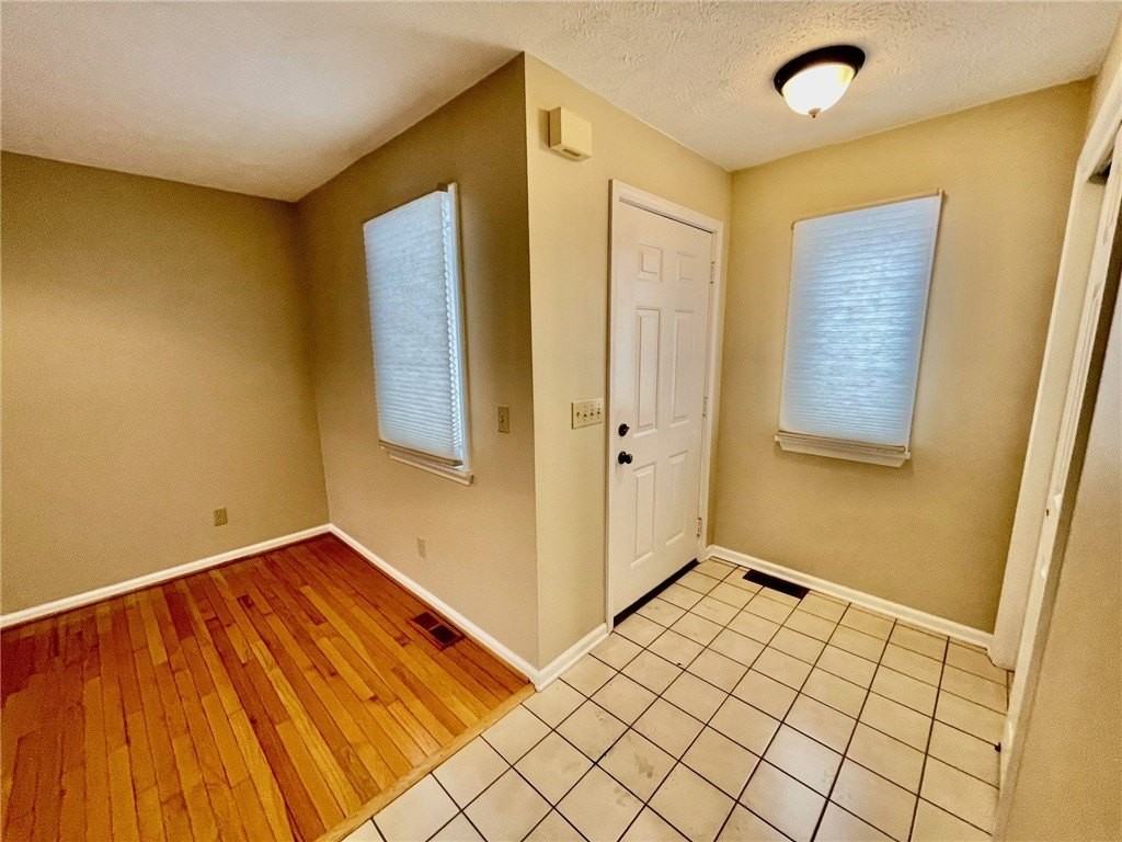 48 Colonial Cir - Photo 3 of 50