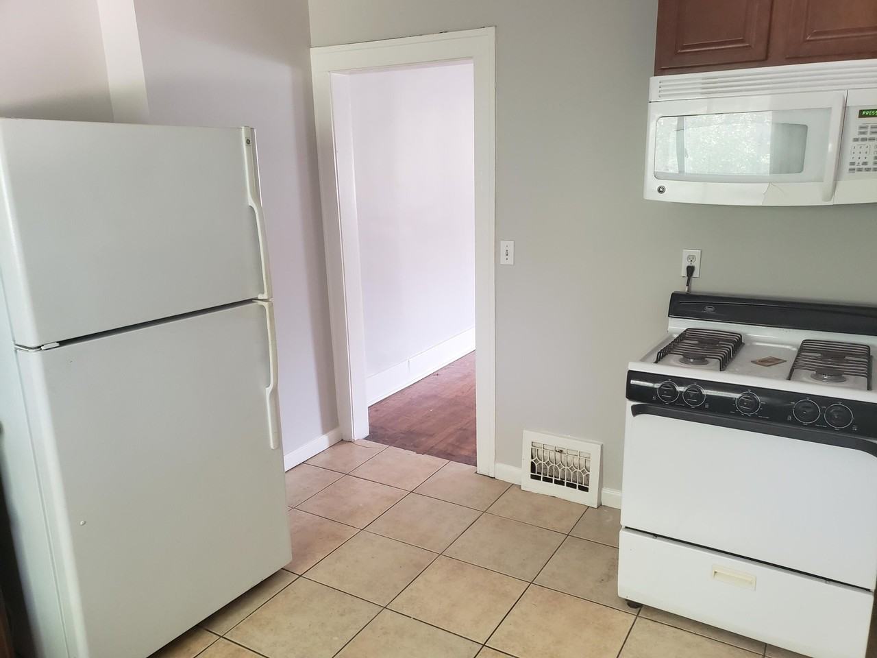 758 W Huron St - Photo 2 of 10