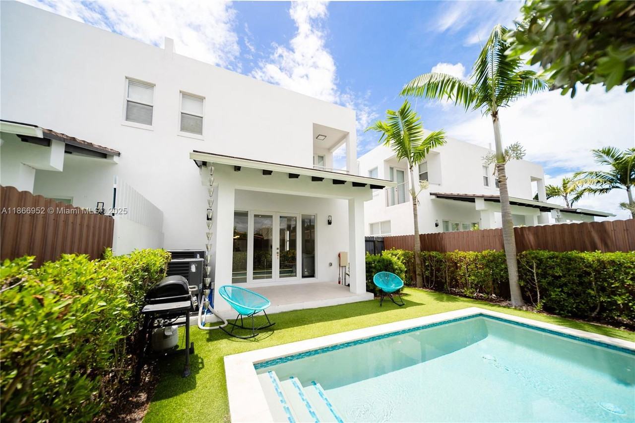 3653 Sw 26th St #TH - Photo 3 of 8