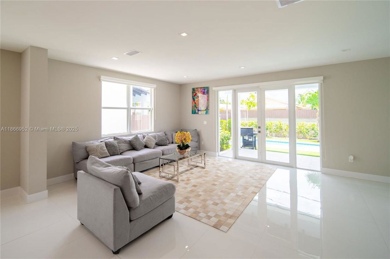 3653 Sw 26th St #TH - Photo 5 of 8