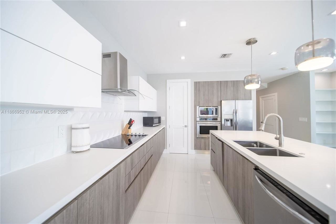 3653 Sw 26th St #TH - Photo 6 of 8