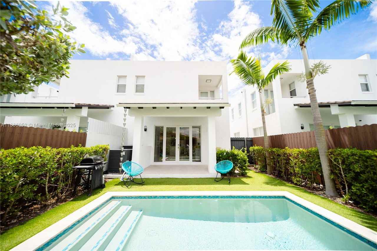 3653 Sw 26th St #TH - Photo 7 of 8