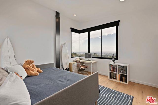 1406 1/2 N Kenter Ave - Photo 2 of 8