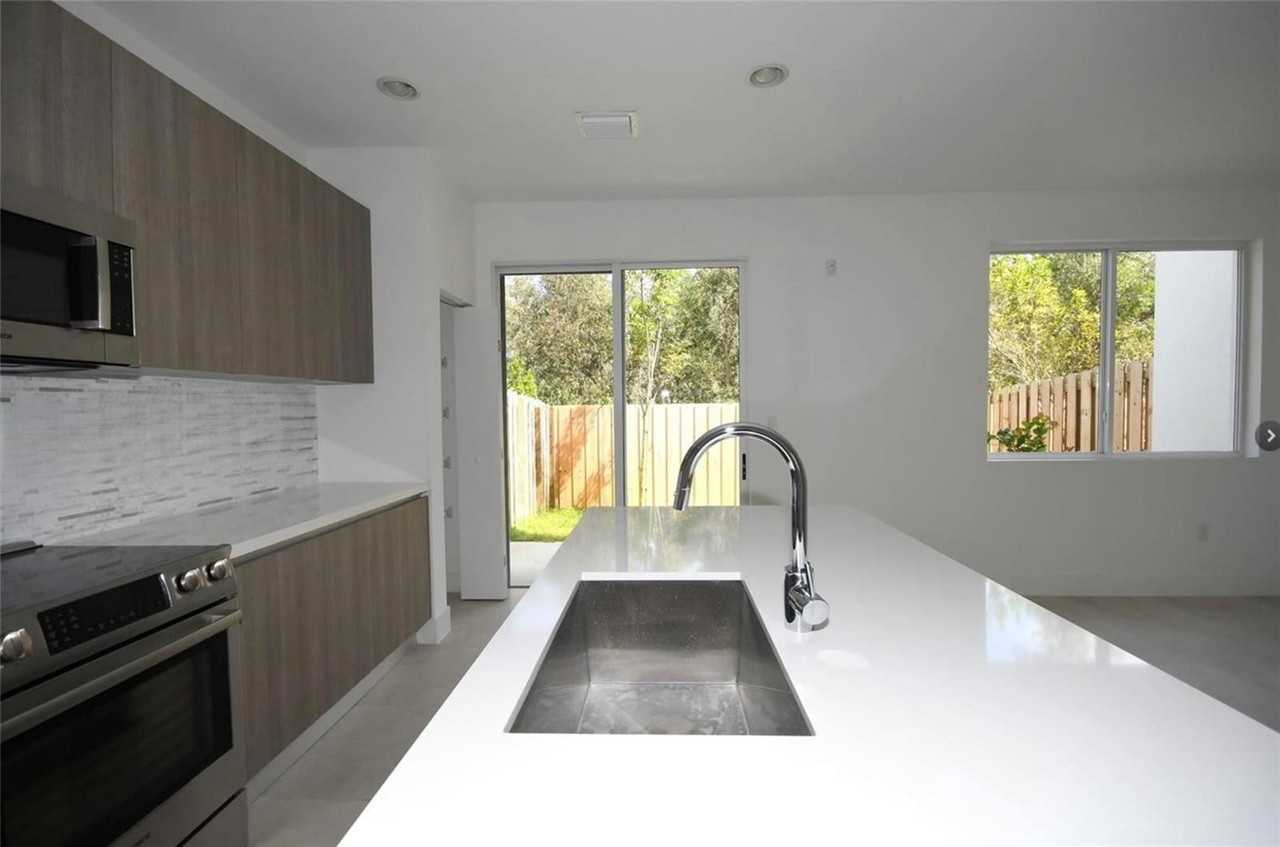 10259 Nw 72nd Ter - Photo 3 of 8