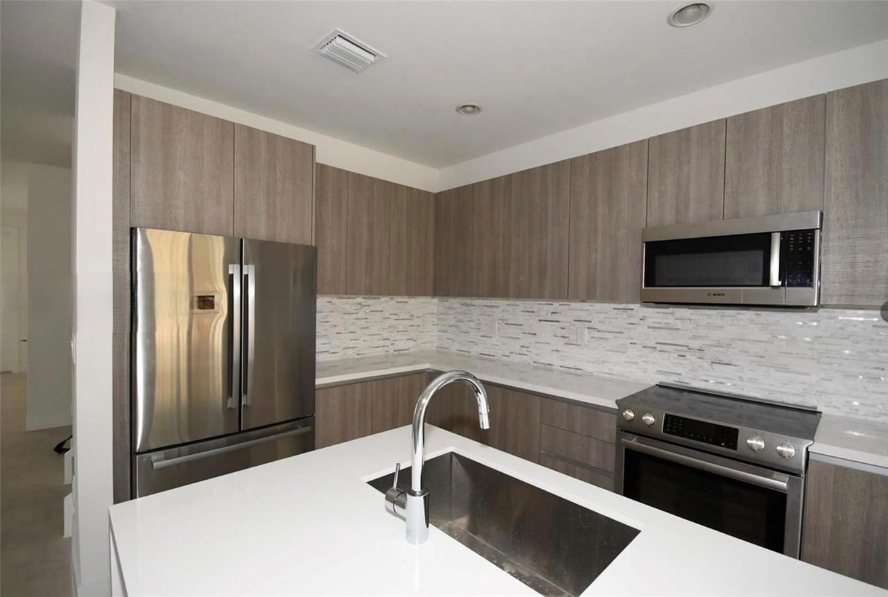 10259 Nw 72nd Ter - Photo 4 of 8