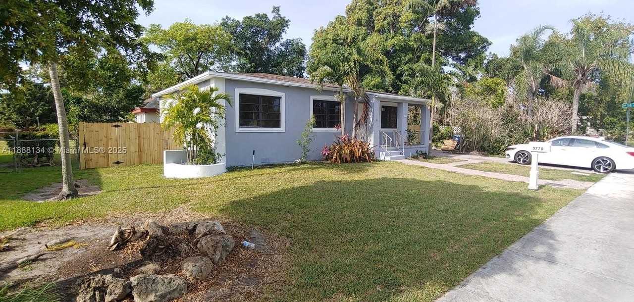 5770 Sw 62nd Ter #0 - Photo 3 of 17