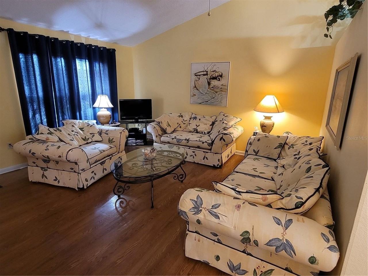 13288 Fowler Ave - Photo 3 of 24