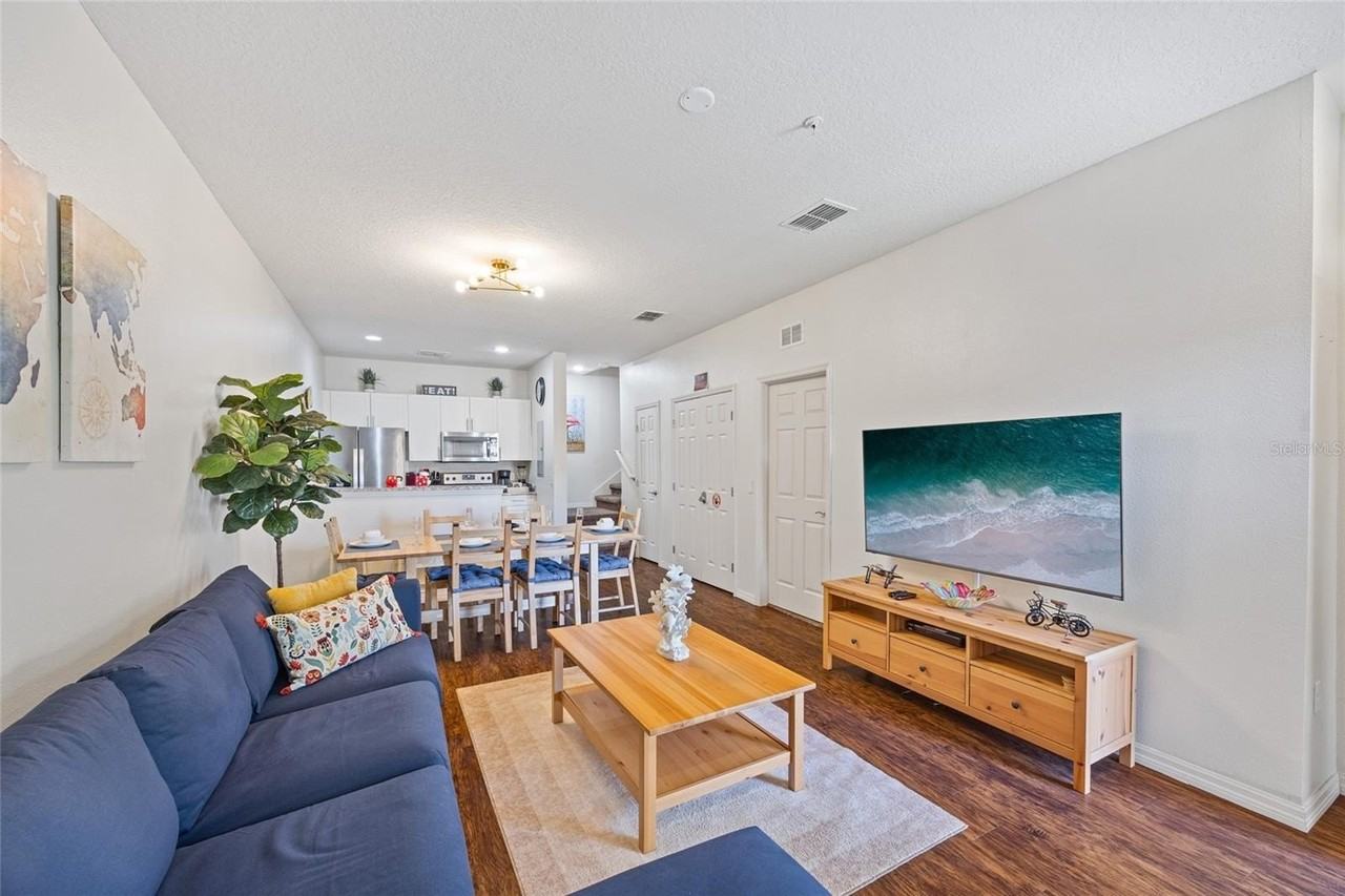 8945 Shine Dr - Photo 3 of 32