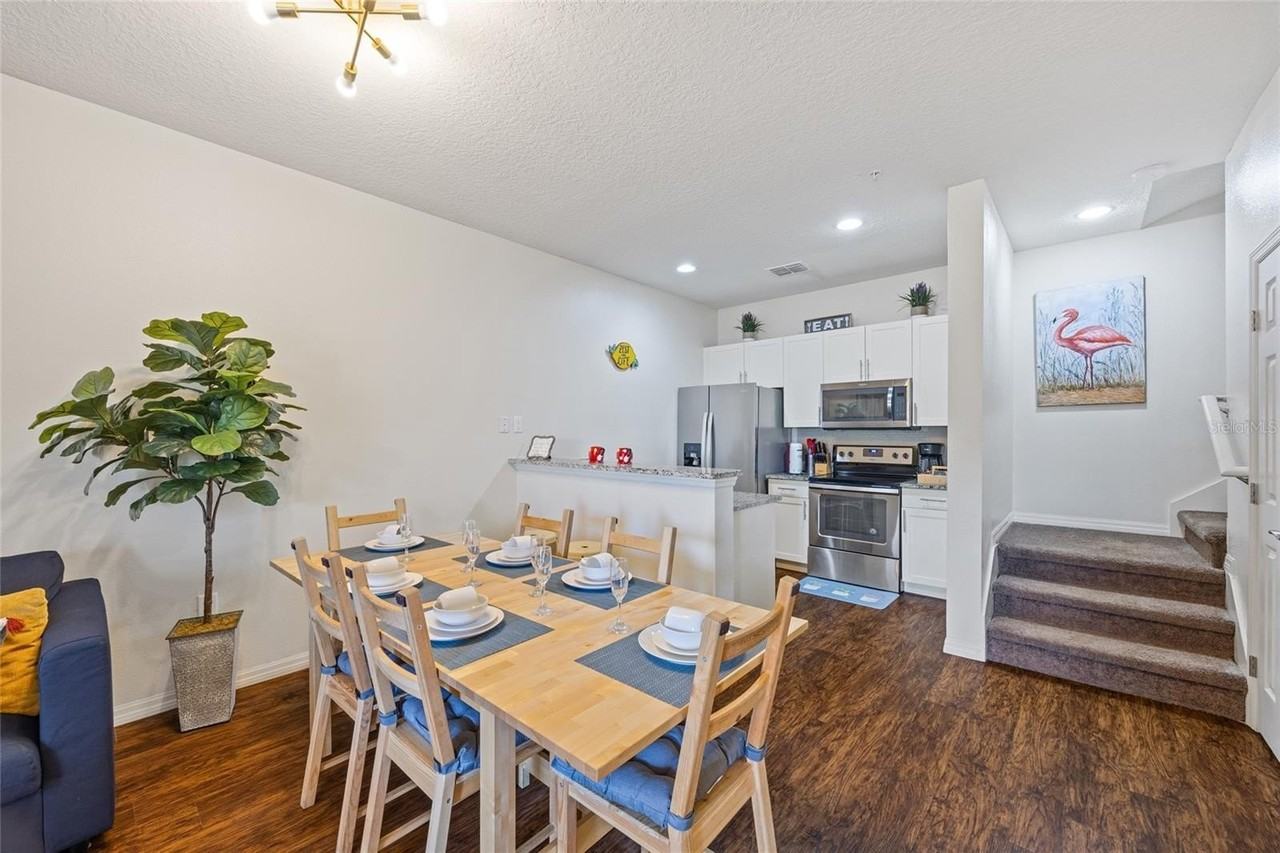 8945 Shine Dr - Photo 4 of 32