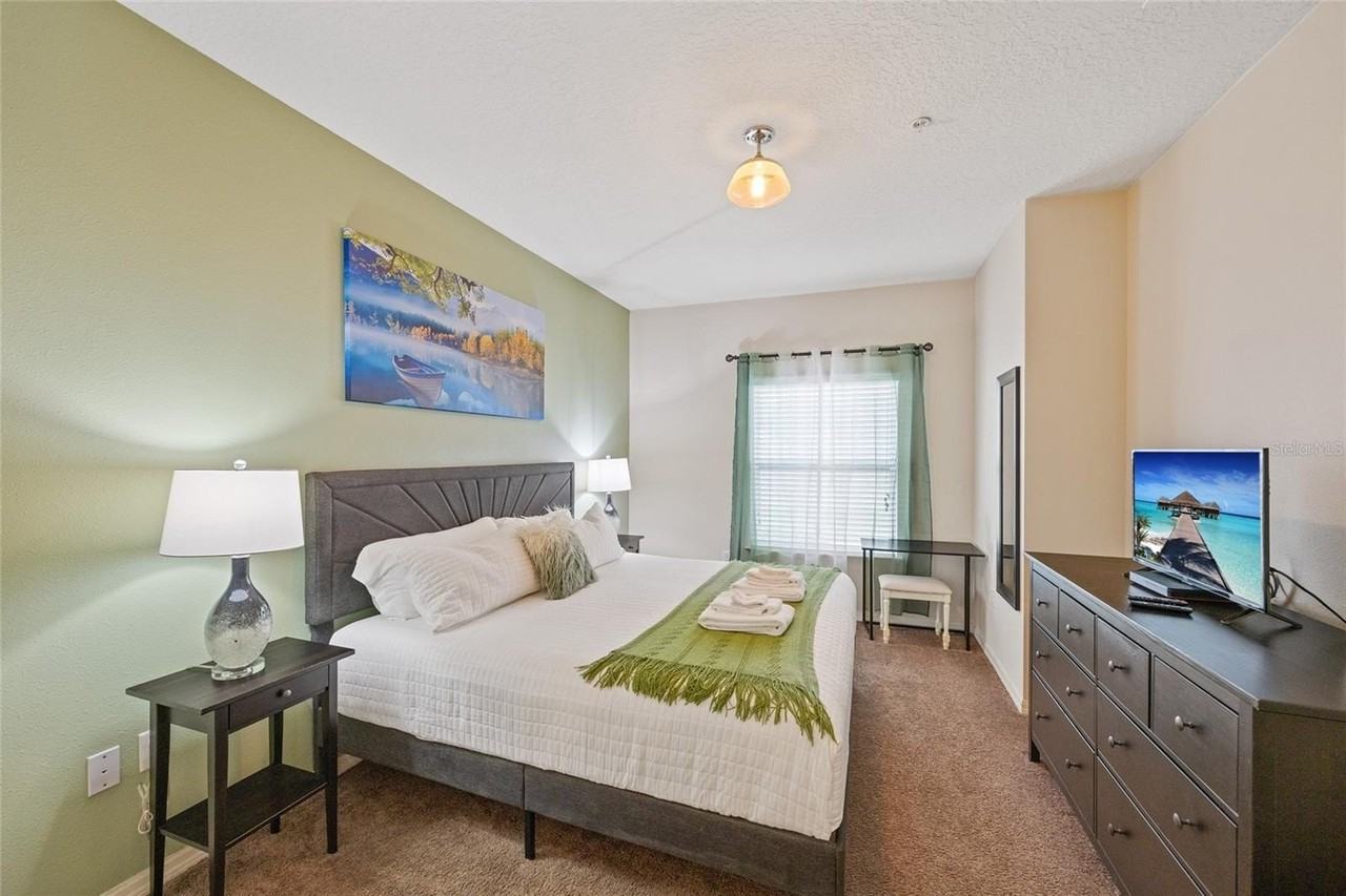 8945 Shine Dr - Photo 7 of 32