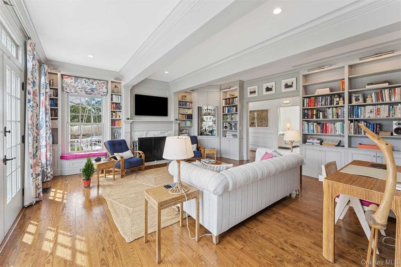 109 Quogue St - Photo 4 of 25