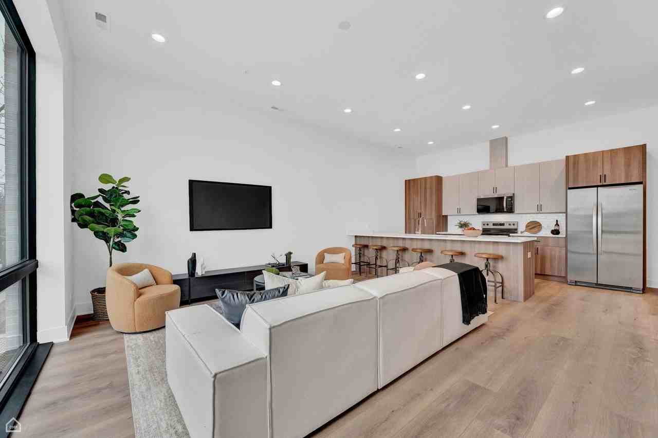 1615 W 13th St #301 - Photo 3 of 19