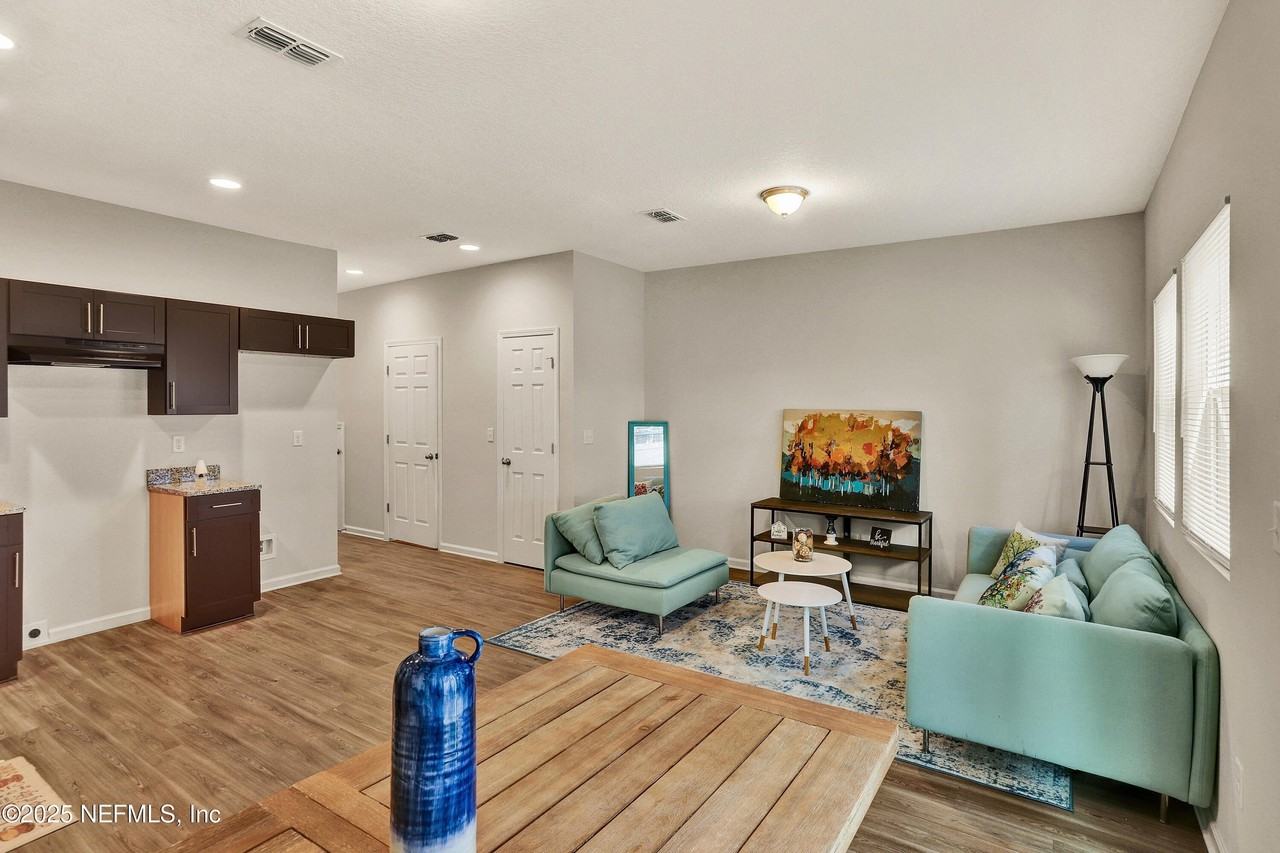 6033 Carolines Ct - Photo 4 of 12