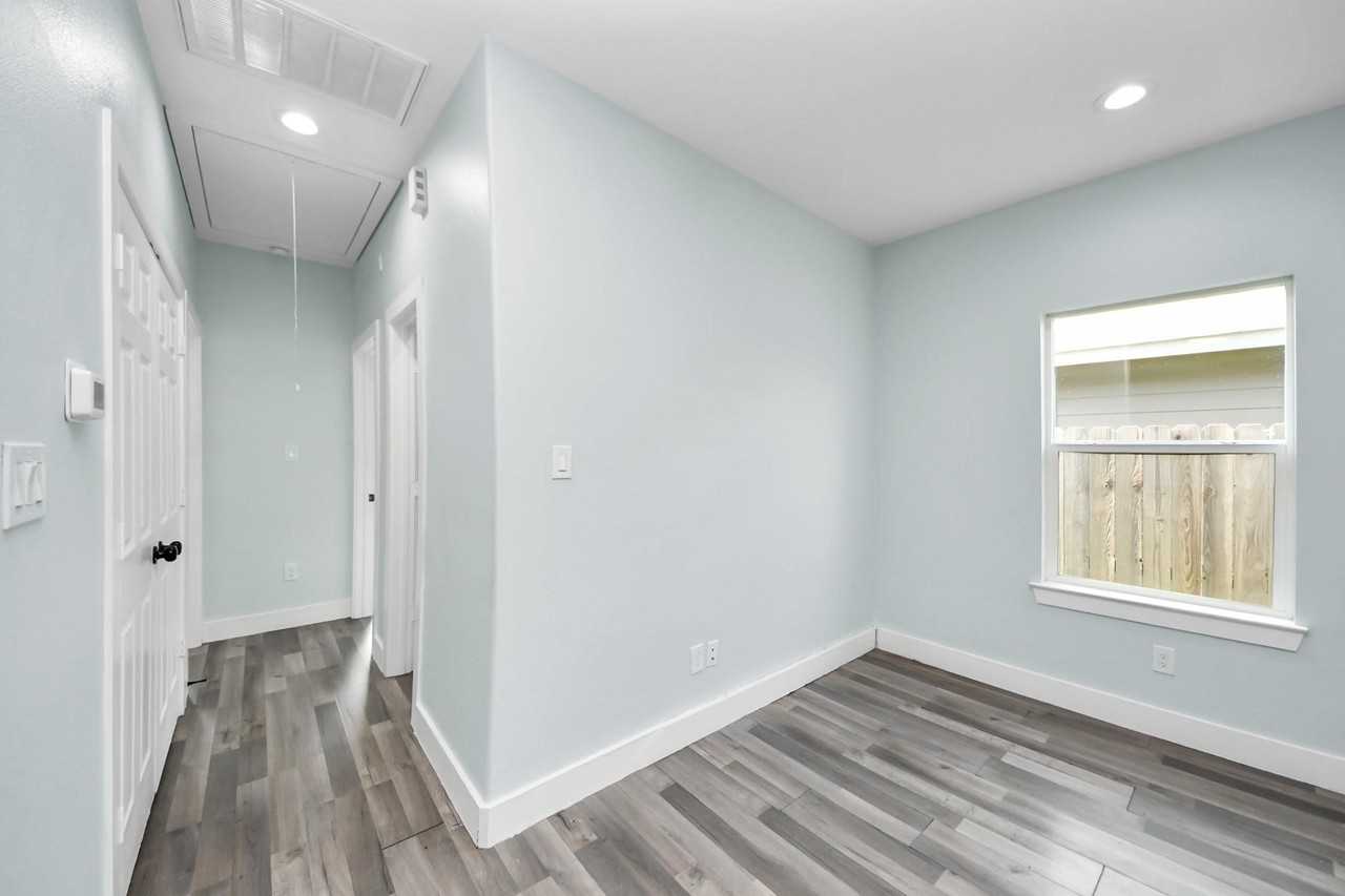 7502 Sandle St - Photo 2 of 40