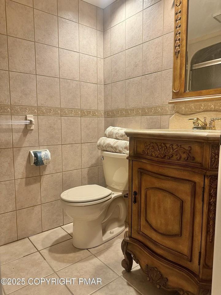 33 Midlake Drive - Photo 5 of 39